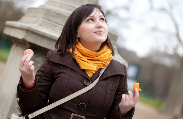 Beautiful young girl eating macaroons in Paris — Stock Photo, Image