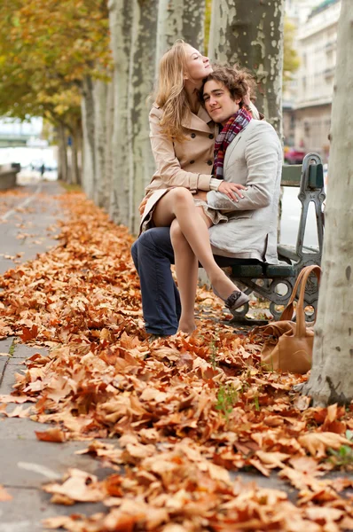 Romantische Paarbeziehung im Herbst — Stockfoto