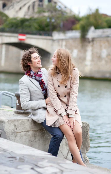 デート パリのロマンチックなカップル — ストック写真