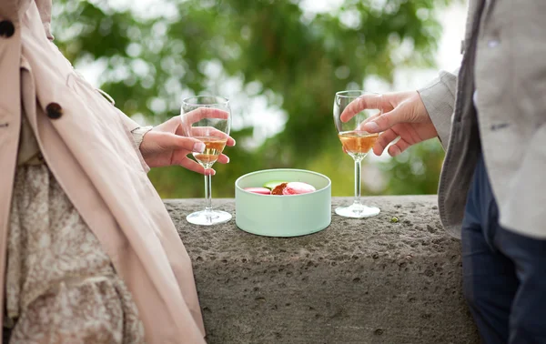 Casal em Paris, comer macaroons e beber champanhe — Fotografia de Stock