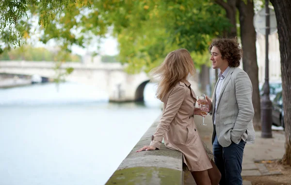 年轻美丽的夫妇在巴黎，在 emban 上喝香槟 — 图库照片