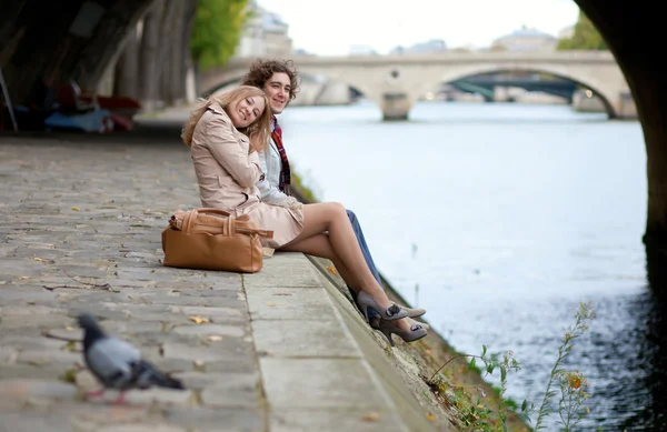 Romantyczna para w Paryżu, o dacie — Zdjęcie stockowe