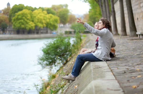 Romantisch paar in Parijs, met een datum — Stockfoto