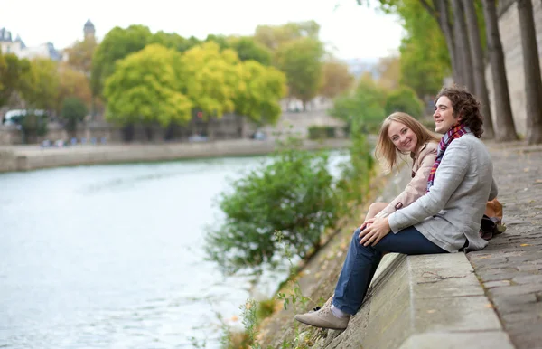 Romantiska par i paris, att ha ett datum — Stockfoto