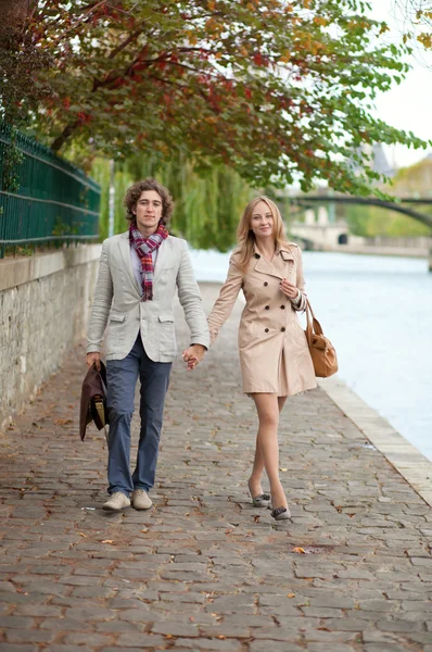 Pareja romántica en París en el terraplén — Foto de Stock