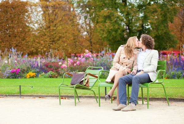 Casal romântico em um parque, tendo um encontro — Fotografia de Stock