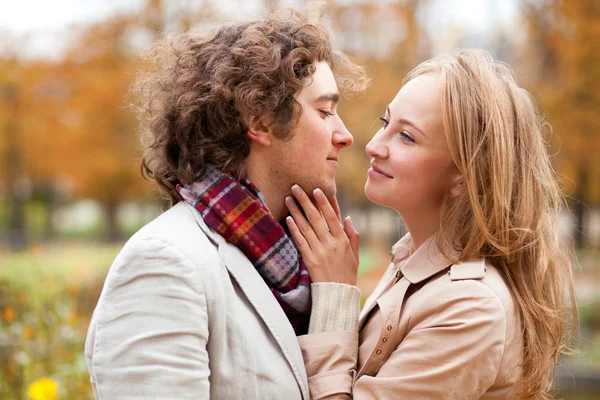 Romantisches Paar beim Date im Herbst — Stockfoto