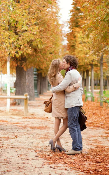 Романтическая пара, встречающаяся в парижском саду Тюильри — стоковое фото