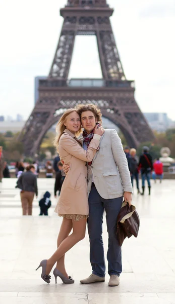 Casal romântico em Paris junto à Torre Eiffel — Fotografia de Stock
