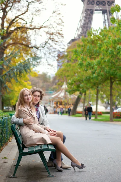 Романтическая пара в Париже у Эйфелевой башни — стоковое фото