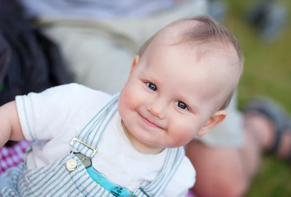 Adorable petit garçon souriant — Photo