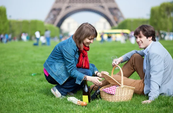 Young couple having a picnic near the Eiffel tower — Stock Photo, Image