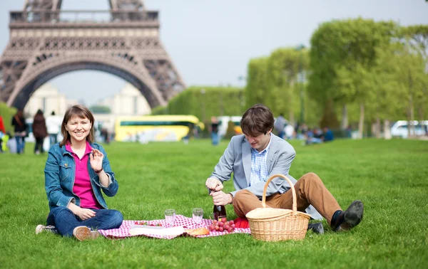 Junges Paar beim Picknick in der Nähe des Eiffelturms — Stockfoto