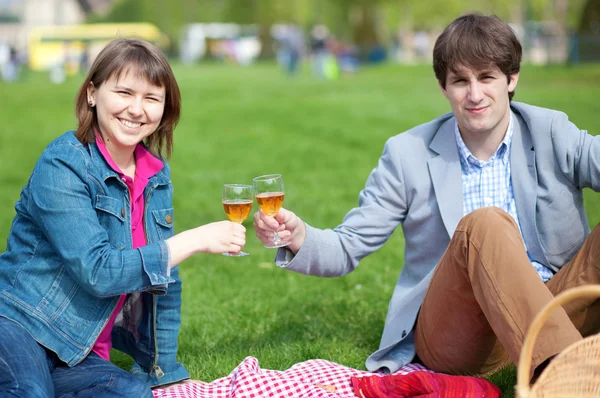 Giovane coppia avendo un pic-nic — Foto Stock