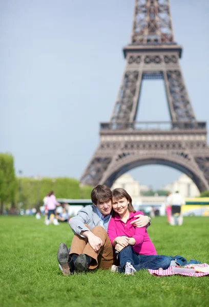 Joyeux jeune couple qui pique-nique près de la Tour Eiffel — Photo