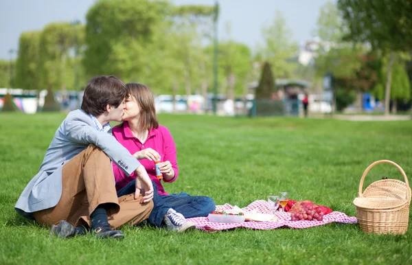 Giovane coppia avendo un pic-nic — Foto Stock