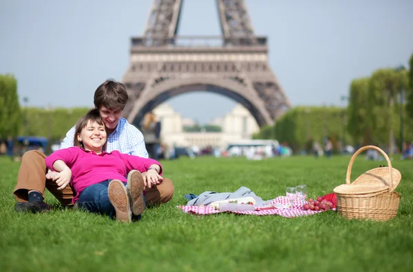 Jeune couple pique-nique près de la tour Eiffel — Photo