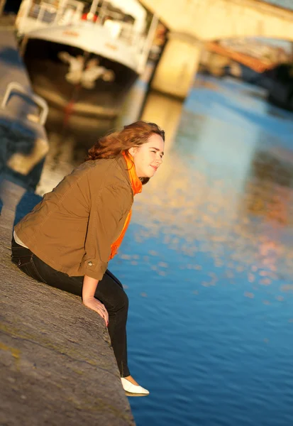 Hermosa joven disfrutando de la mañana soleada en París — Foto de Stock