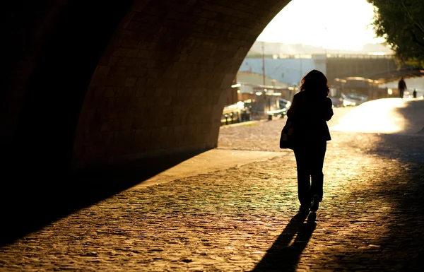 Girl walking in Paris at early morning — Stock Photo, Image