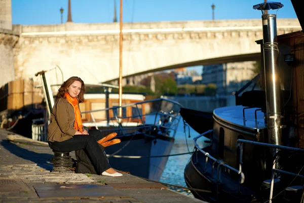 Vacker flicka med baguetter på paris banvallen av tidig m — Stockfoto