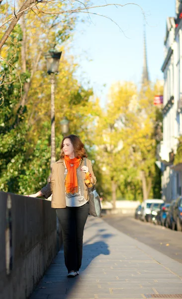 Mooi meisje lopen in Parijs door vroege ochtend — Stockfoto