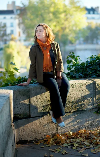 Menina bonita sentado no dique em Paris por início morni — Fotografia de Stock