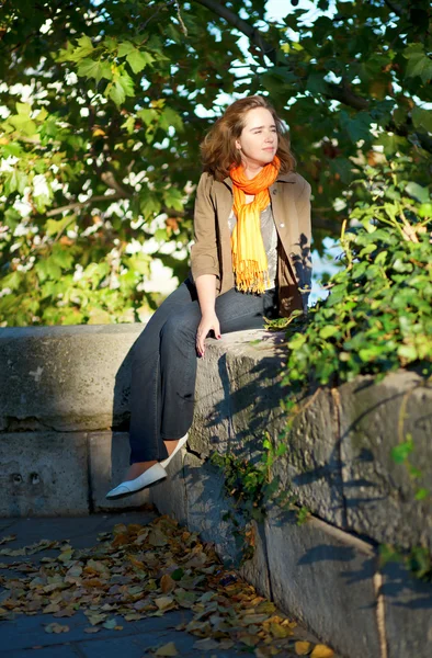 Beautiful girl sitting at the embankment in Paris by early morni — Stock Photo, Image