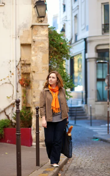 Beautiful girl with baguettes in Paris embankment by early morni — Stock Photo, Image