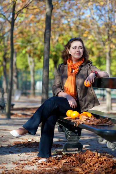 Belle fille aux oranges assise sur le banc de Paris par fal — Photo