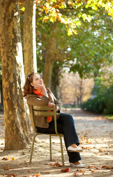 Mulher bonita desfrutando dia quente de outono — Fotografia de Stock