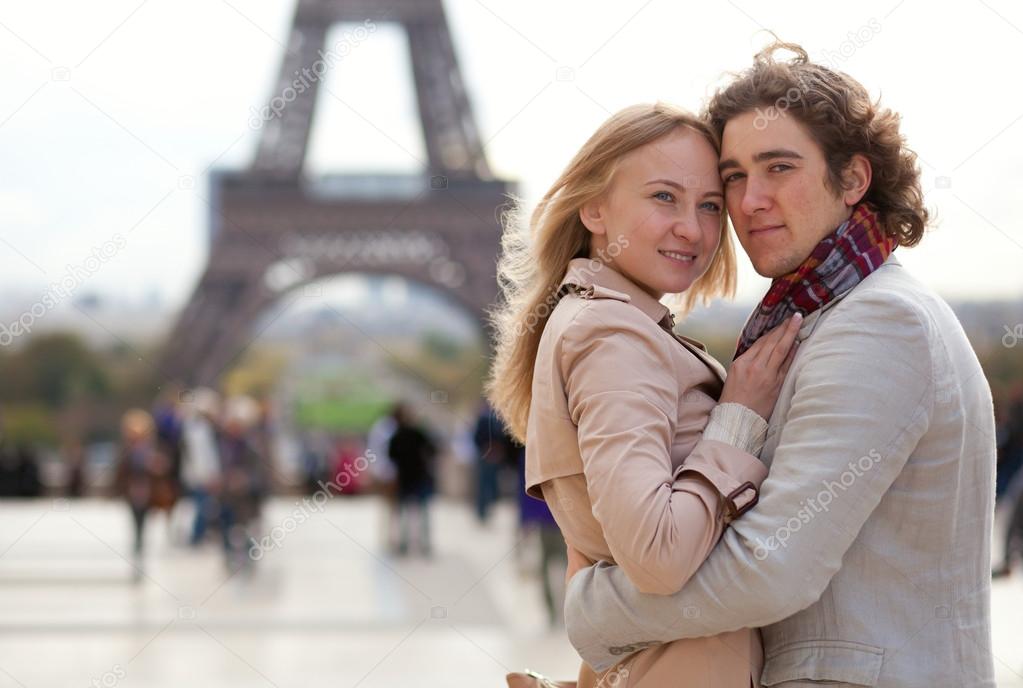 Фотообои на заказ - Romantic couple in Paris by the Eiffel T