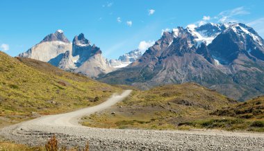 yolda torres del paine Milli Parkı, Şili