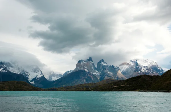 Festői táj, a Cuernos ellen del Paine, Torres del Paine nemzet — Stock Fotó