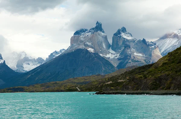 Scenic view of Cuernos del Paine mountains in Torres del Paine n — Stock Photo, Image