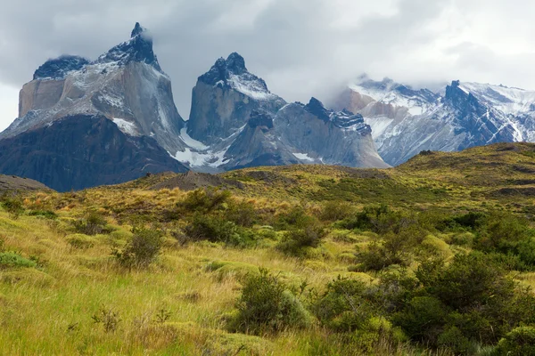 Piękny widok na cuernos góry del paine w torres del paine n — Zdjęcie stockowe