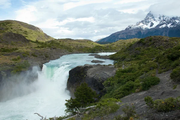 Hermosa vista de la cascada Salto Grande en Torres del Paine nat —  Fotos de Stock