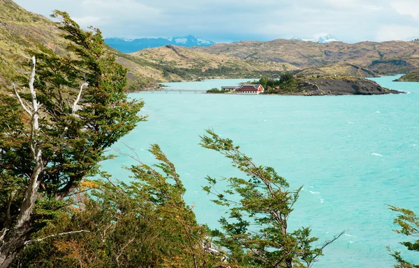 Scenic view of Pehoe lake and Pehoe hostel in Torres del Paine n — Stock Photo, Image