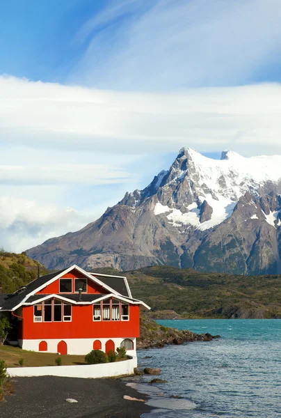 Lake house. Hotel Pehoe on the shore of Pehoe lake in Tprres del — Stock Photo, Image