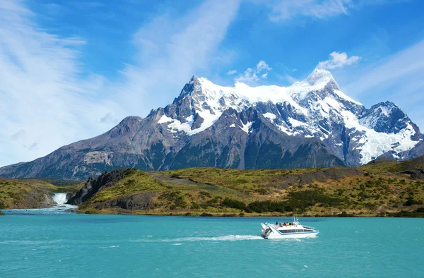 Scenic view of Pehoe lake and Salto Grande waterfall in Torres d — Stock Photo, Image