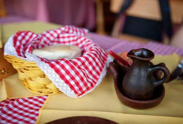 Pain frais et huile d'olive dans un restaurant chilien — Photo