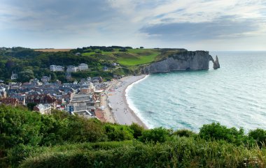 etretat Town beach ve ünlü kayalıklarla zekâ ile doğal görünümü
