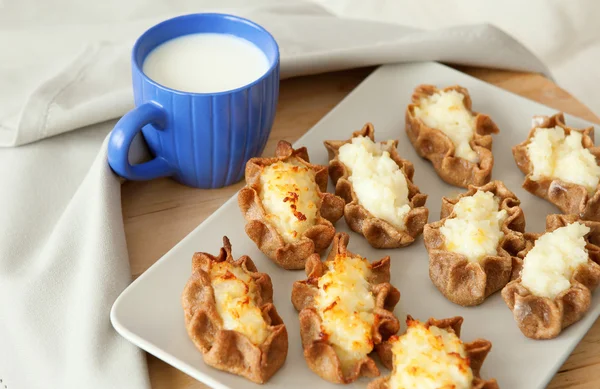 Pasteles tradicionales carielianos y taza de leche —  Fotos de Stock