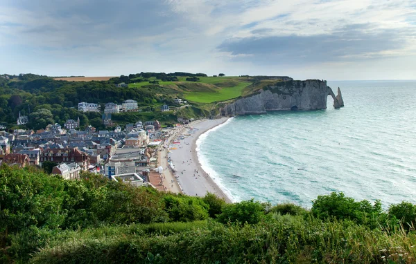 Scenic view of Etretat town with its beach and famous cliffs wit — Stock Photo, Image