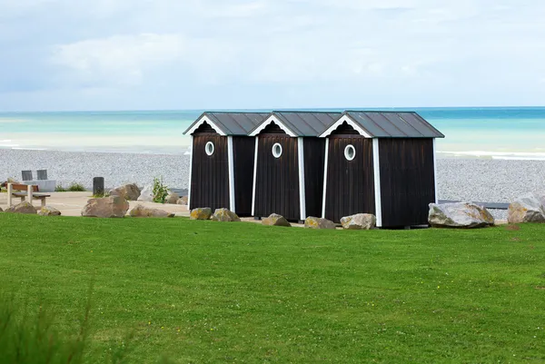 Tre cabine su una spiaggia in Normandia, Francia — Foto Stock