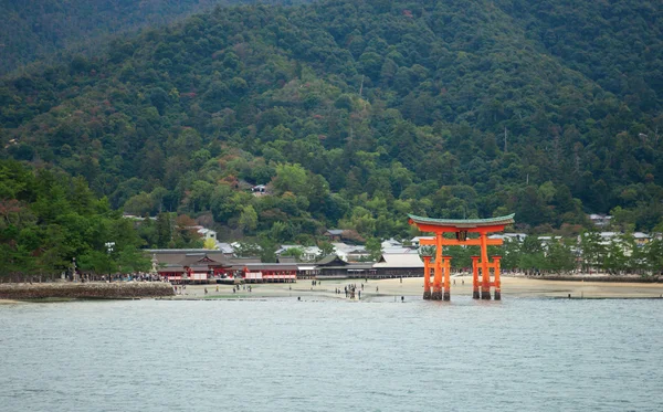 Bela vista do portão Torii em Miyajima, Japão — Fotografia de Stock