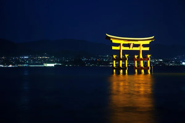 Prachtige nacht weergave van torii poort in miyajima, japan — Stockfoto