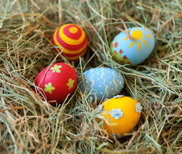Розфарбовані барвисті великодні яйця в сіно — стокове фото