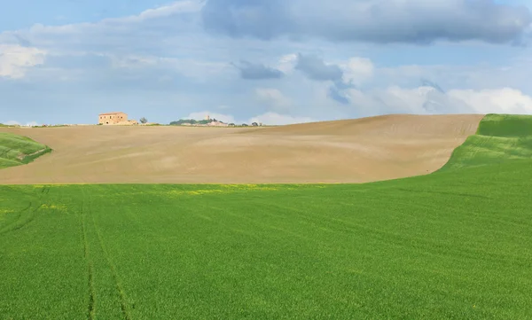 Typical Tuscany landscape with beautiful hills and sky before th — Stock Photo, Image