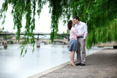 Romantik Çift tanışma söğüt altında öpüşme