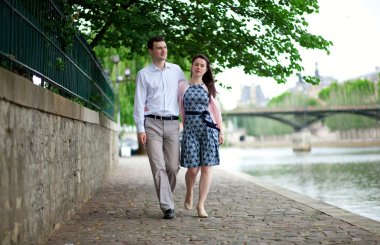 Romantik Çift bir yürüyüş seine tarafından Paris'te yaşıyor.